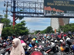 Jalan AP Pettarani Makassar Macet gegara Parkir Liar Depan Hotel Claro