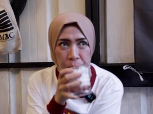 Melly Goeslaw Asyik Blusukan Demi Kopi hingga Makan Surabi Melly Goeslaw Asyik Blusukan Demi Kopi hingga Makan Surabi