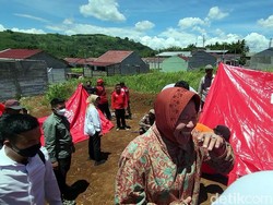 Tawa Risma Kala Bocah Penyintas Longsor Sukabumi Berebut Masuk Tenda