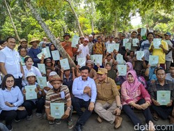 Menteri Hadi Bagikan 35 SHM di Lombok Barat, Minta Tak Disekolahkan