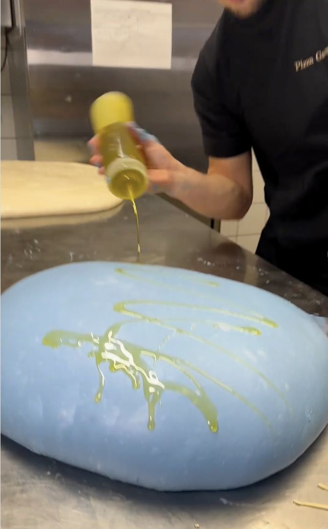 Mirip Slime! Adonan Pizza Warna Biru Ini Curi Perhatian