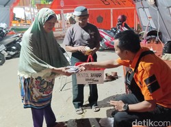 Hobi Unik Sejoli Lansia di Pamekasan, Jalan Kaki Sambil Jualan Keliling