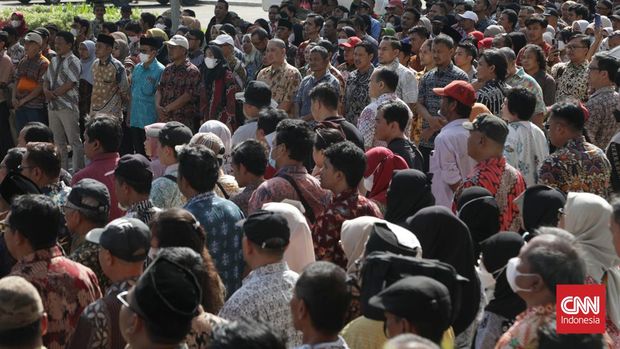 Pelantikan KKPS Pemilu 2024 Sebanyak 1498 anggota Kelompok Penyelenggara Pemungutan Suara (KPPS) Pemilu 2024 Kelurahan Jakasampurna Bekasi Barat diambil sumpah di Bekasi, Kamis, 25 Januari 2024. Hari ini secara serentak pelantikan petugas KPPS di Indonesia. CNN Indonesia/Safir Makki