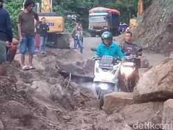 Longsor di Tompo Ladang, Jalan Poros Maros-Bone Macet 2 Km