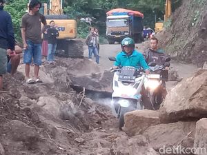 Longsor di Tompo Ladang, Jalan Poros Maros-Bone Macet 2 Km Longsor di Tompo Ladang, Jalan Poros Maros-Bone Macet 2 Km