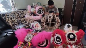 Perajin Kepala Barongsai di Sidoarjo Kebanjiran Pesanan Jelang Imlek