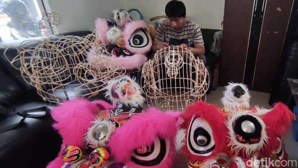 Perajin Kepala Barongsai di Sidoarjo Kebanjiran Pesanan Jelang Imlek