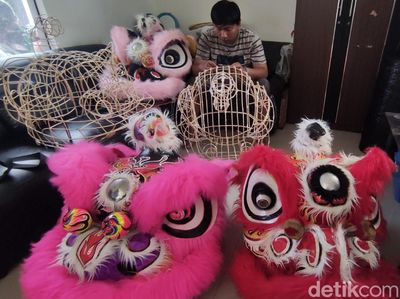 Perajin Kepala Barongsai di Sidoarjo Kebanjiran Pesanan Jelang Imlek
