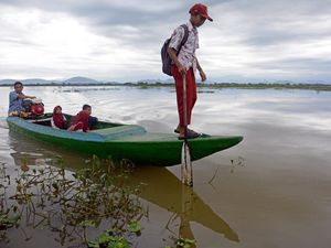 Perjuangan Anak SD ke Sekolah Saat Banjir Rendam Makassar