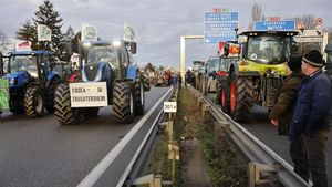 Protes Aturan dan Upah, Petani di Prancis Blokir Jalan dengan Traktor