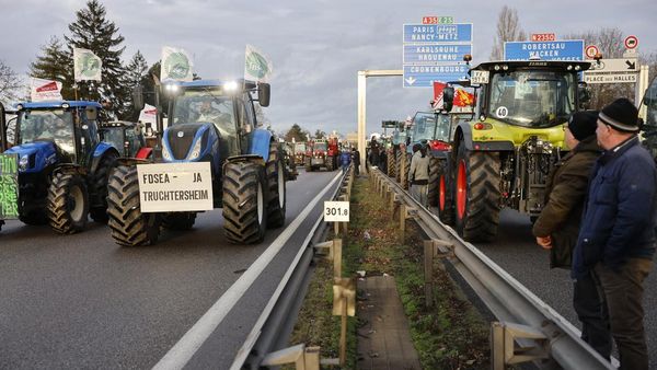 Protes Aturan dan Upah, Petani di Prancis Blokir Jalan dengan Traktor
