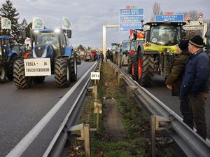 Protes Aturan dan Upah, Petani di Prancis Blokir Jalan dengan Traktor