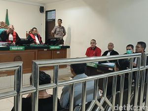Terdakwa Pembunuhan Nangis Minta Maaf ke Ortu Bripda ID di Sidang Terdakwa Pembunuhan Nangis Minta Maaf ke Ortu Bripda ID di Sidang
