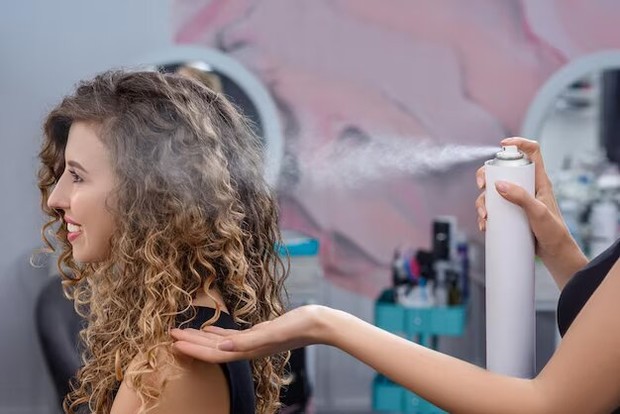 Tidur dengan Sisa Hairspray di Rambut
