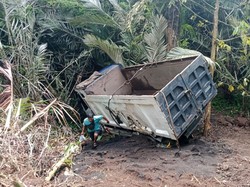 Lewat Jalan Sempit, Truk Pasir Masuk Jurang di Karangasem