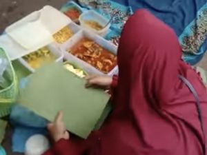 Heboh Wanita Jual Makanan di Tengah Jalan Saat Poros Maros-Bone Macet 3 Km Heboh Wanita Jual Makanan di Tengah Jalan Saat Poros Maros-Bone Macet 3 Km