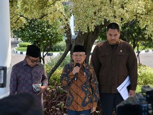 Maruf soal Beras Bulog Berstiker Paslon 02 dan Pose 2 Jari dari Mobil RI 1