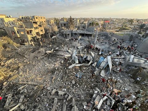 Warga Palestina memeriksa lokasi serangan Israel di sebuah masjid, di tengah konflik yang sedang berlangsung antara Israel dan kelompok Islam Palestina Hamas, di Rafah di selatan Jalur Gaza, 24 Januari 2024. (REUTERS/Fadi Shana)