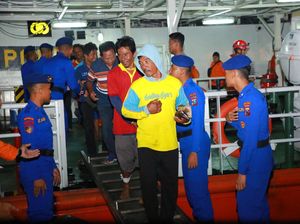 12 ABK Lamongan yang Ditemukan di Perairan Sumenep Diserahkan ke Keluarga 12 ABK Lamongan yang Ditemukan di Perairan Sumenep Diserahkan ke Keluarga