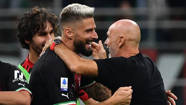 AC Milan's French forward Olivier Giroud (L) and AC Milan's Italian coach Stefano Pioli (R) celebrate the victory after the Italian Serie A football match between AC Milan and Inter Milan at the San Siro stadium in Milan on September 3, 2022. (Photo by Isabella BONOTTO / AFP)