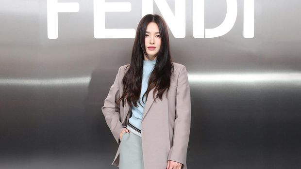 Adu Gaya Song Hye Kyo & Mina TWICE di Fashion Show Fendi, Bikin Terpana