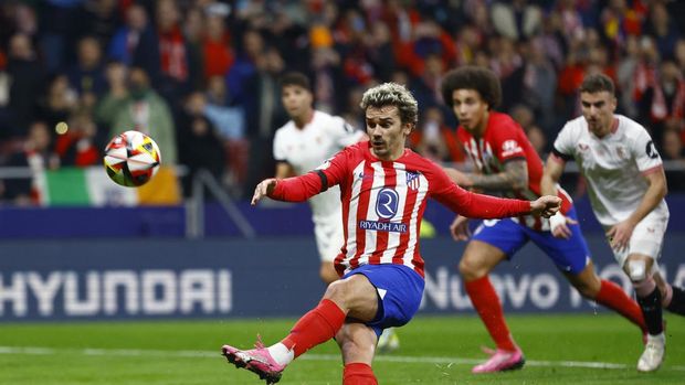 Soccer Football - Copa del Rey - Quarter Final - Atletico Madrid v Sevilla - Metropolitano, Madrid, Spain - January 25, 2024 Atletico Madrid's Antoine Griezmann misses a penalty REUTERS/Susana Vera