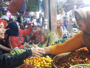 Atikoh Bicara Rantai Pasokan Makanan Usai Blusukan di Pasar Baru Probolinggo