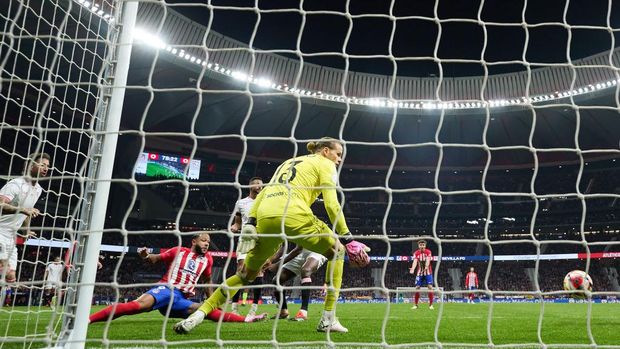 MADRID, SPAIN - JANUARY 25: Memphis Depay of Atletico de Madrid scores the team's first goal during the Copa del Rey Quarter Final match between Atletico de Madrid and Sevilla FC at Civitas Metropolitano Stadium on January 25, 2024 in Madrid, Spain. (Photo by Angel Martinez/Getty Images)
