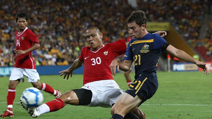 BRISBANE, AUSTRALIA - MARCH 03:  Thomas Oar of Australia is challenged by Nova Arianto of Indonesia during the Asian Cup Group B qualifying match between the Australian Socceroos and Indonesia at Suncorp Stadium on March 3, 2010 in Brisbane, Australia.  (Photo by Robert Cianflone/Getty Images)