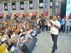 Bahlil Dampingi Gibran di Papua: Tak Cukup Bapaknya, Anaknya Juga Datang