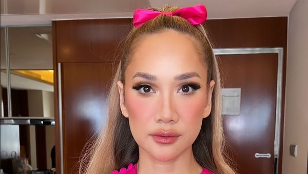 7 Potret BCL Tampil Bak Barbie Pakai Mini Dress Pink, Cantik Mempesona