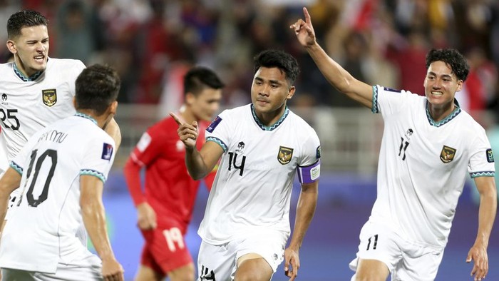 Indonesias Asnawi Mangkualam Bahar, center, celebrates after scoring the opening goal from the penalty spot during the Asian Cup Group D soccer match between Vietnam and Indonesia at Abdullah Bin Khalifa Stadium in Doha, Qatar, Friday, Jan. 19, 2024. (AP Photo/Hussein Sayed)