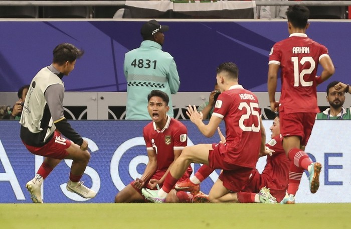 Indonesias Marselino Ferdinan, 2nd left, celebrates with teammates after scoring his teams first goal during the Asian Cup Group D soccer match between Indonesia and Iraq at Ahmad Bin Ali Stadium in Al Rayyan, Qatar, Monday, Jan. 15, 2024. (AP Photo/Hussein Sayed)