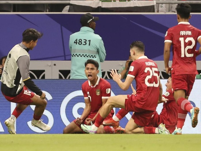 Indonesias Marselino Ferdinan, 2nd left, celebrates with teammates after scoring his teams first goal during the Asian Cup Group D soccer match between Indonesia and Iraq at Ahmad Bin Ali Stadium in Al Rayyan, Qatar, Monday, Jan. 15, 2024. (AP Photo/Hussein Sayed)