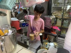 Bantu Bisnis Orang Tuanya, Bocah 14 Tahun Jualan Hingga Malam Hari