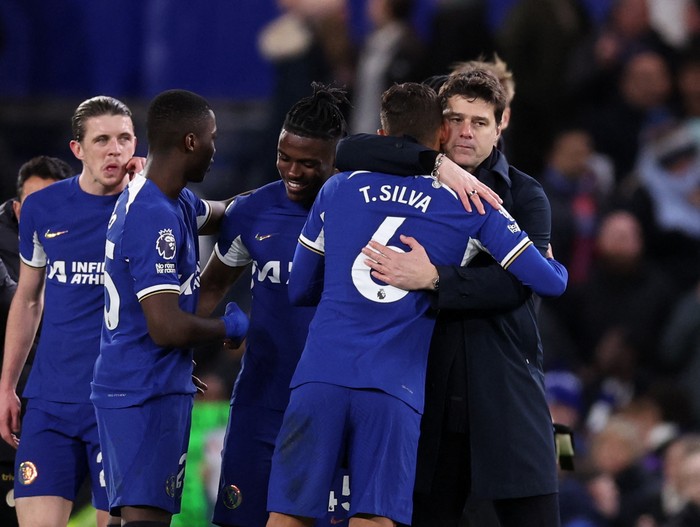 Soccer Football - Premier League - Chelsea v Crystal Palace - Stamford Bridge, London, Britain - December 27, 2023 Chelsea manager Mauricio Pochettino and Chelseas Thiago Silva celebrate after the match REUTERS/David Klein NO USE WITH UNAUTHORIZED AUDIO, VIDEO, DATA, FIXTURE LISTS, CLUB/LEAGUE LOGOS OR LIVE SERVICES. ONLINE IN-MATCH USE LIMITED TO 45 IMAGES, NO VIDEO EMULATION. NO USE IN BETTING, GAMES OR SINGLE CLUB/LEAGUE/PLAYER PUBLICATIONS.