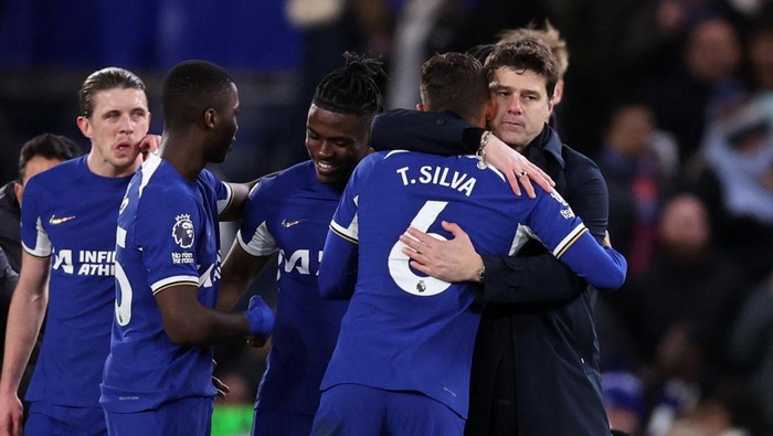 Soccer Football - Premier League - Chelsea v Crystal Palace - Stamford Bridge, London, Britain - December 27, 2023 Chelsea manager Mauricio Pochettino and Chelseas Thiago Silva celebrate after the match REUTERS/David Klein NO USE WITH UNAUTHORIZED AUDIO, VIDEO, DATA, FIXTURE LISTS, CLUB/LEAGUE LOGOS OR LIVE SERVICES. ONLINE IN-MATCH USE LIMITED TO 45 IMAGES, NO VIDEO EMULATION. NO USE IN BETTING, GAMES OR SINGLE CLUB/LEAGUE/PLAYER PUBLICATIONS.