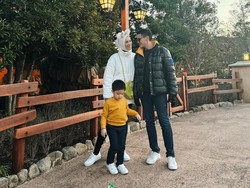 Citra Kirana dan Rezky Aditya Senang Bisa Ajak Anak Main Salju di Jepang