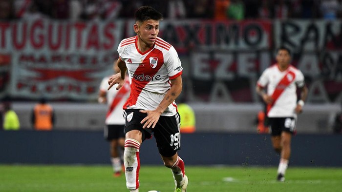 SANTIAGO DEL ESTERO, ARGENTINA - DECEMBER 22: Claudio Echeverri of River Plate controls the ball during the Trofeo de Campeones match between Rosario Central and River Plate at Estadio Unico Madre de Ciudades on December 22, 2023 in Santiago del Estero, Argentina. (Photo by Joaquín Camiletti/Getty Images)