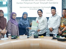 Wamen ATR Serahkan Sertifikat Tanah Milik PP Aisyiyah