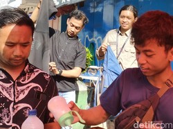 Senyum Firman Mahasiswa Penjual Cilung, Dagangan Laris Diborong Panda