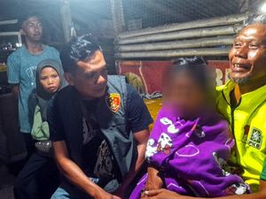 Geger Bocah Perempuan Menggigil Diguyur Hujan di Sukabumi