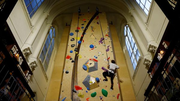 Gereja Abad 19 di Paris Diubah Jadi Pusat Latihan Panjat Tebing