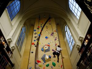 Gereja Abad 19 di Paris Diubah Jadi Pusat Latihan Panjat Tebing Gereja Abad 19 di Paris Diubah Jadi Pusat Latihan Panjat Tebing