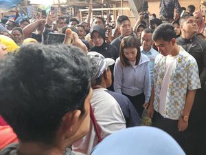 Gibran Kampanye ke Pasar Phada Sentani Didampingi Istri