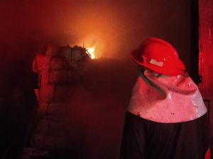 Gudang Tembakau di Pamekasan Terbakar Kerugian Ditaksir Miliaran Gudang Tembakau di Pamekasan Terbakar Kerugian Ditaksir Miliaran