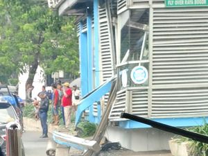 Penampakan Halte Tj Flyover Raya Bogor Setelah Ditabrak Bus AKAP Penampakan Halte Tj Flyover Raya Bogor Setelah Ditabrak Bus AKAP