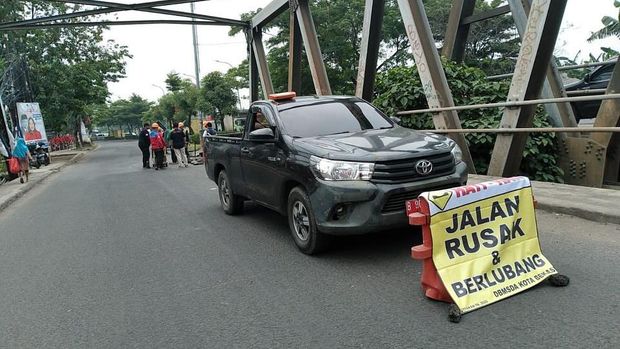 Jembatan Cipendawa ruas Jalan Cipendawa arah Bantar Gebang, Kota Bekasi, amblas karena banyak baut yang hilang. Jembatan itu mulai diperbaiki. (dok Satlantas Polres Metro Bekasi Kota)