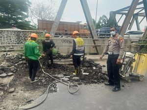 Jembatan Cipendawa yang Amblas gara-gara Baut Dicuri Mulai Diperbaiki