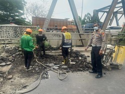 Jembatan Cipendawa yang Amblas gara-gara Baut Dicuri Mulai Diperbaiki